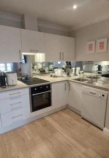 City Centre Dublin Apartment | Tastefully Refurbed 2bed - 3 mins to Trinity & Docks