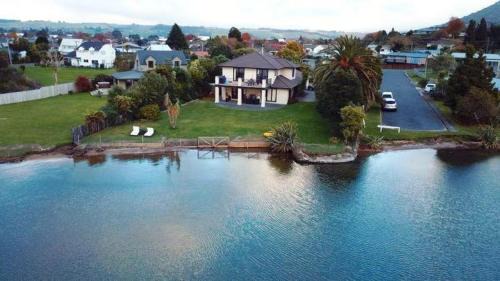 Kawaha Point House | Tatai Lake Edge - 4 Bed Rotorua Lakefront