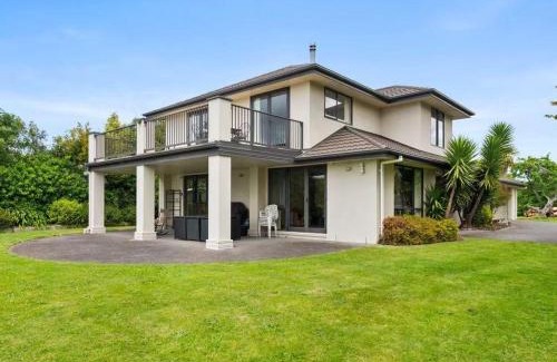 Kawaha Point House | Tatai Lake Edge - 4 Bed Rotorua Lakefront