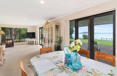 Kawaha Point House | Tatai Lake Edge - 4 Bed Rotorua Lakefront