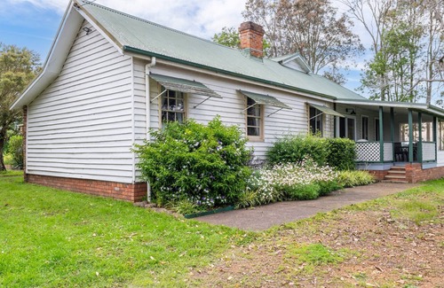 Wallalong House | Tatbern Park Cottage Wallalong next to Wallalong House wedding venue - suits up to 10 guests