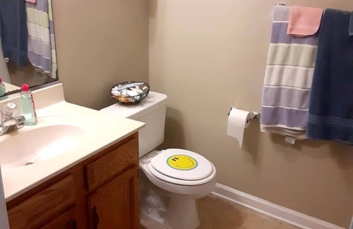 Greensboro Condo | Tater's Townhome is a cozy 1-bedroom condo with AC, TV no wifi on the 1st Floor