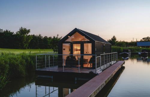 Huxley Apartment | Tattenhall Marina Floating Pods