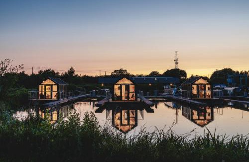 Huxley Apartment | Tattenhall Marina Floating Pods
