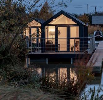 Huxley Apartment | Tattenhall Marina Floating Pods