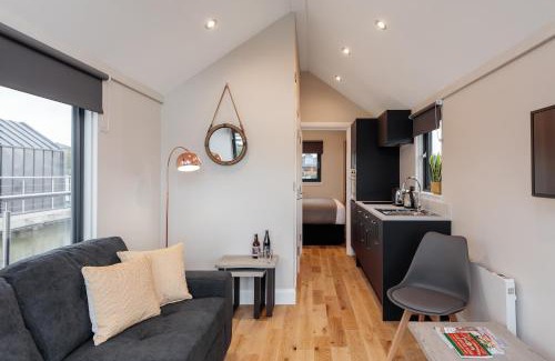 Huxley Apartment | Tattenhall Marina Floating Pods