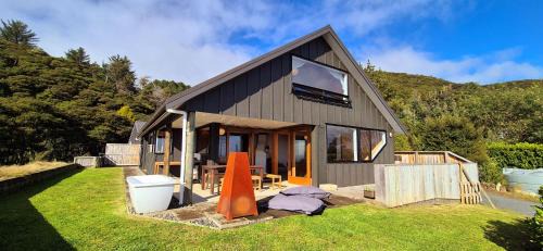 Raglan House | Tawa Whare holiday accommodation