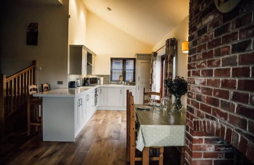 Yoxall Cottage | Tawny Cottage, luxurious and spacious rural haven