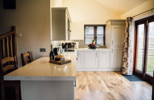 Yoxall Cottage | Tawny Cottage, luxurious and spacious rural haven