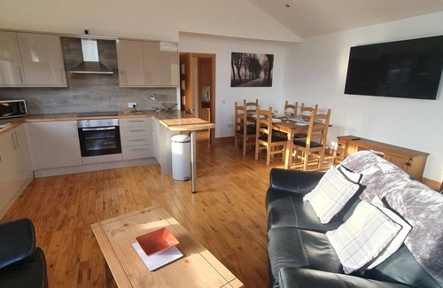 Fintry Cabin | Tay Lodge 3 bedroom 2 bathroom with stunning views and hot tub