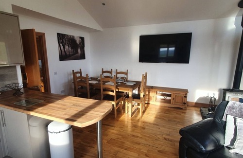 Fintry Cabin | Tay Lodge 3 bedroom 2 bathroom with stunning views and hot tub
