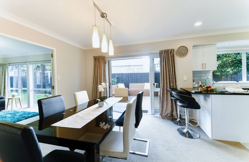 Mount Maunganui House | Tay St Beach Vibes house, 5-min stroll to beach