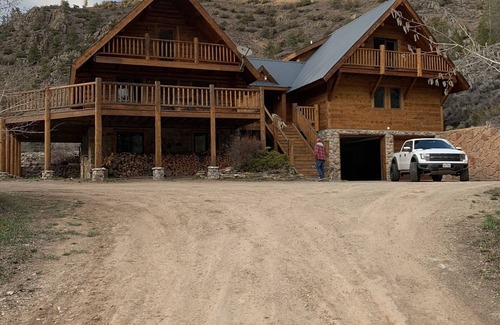 Almont House | Taylor Canyon Cabin in Almont