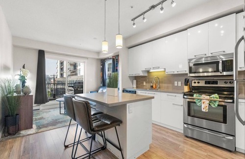 Whyte ave Apartment | Taylor - Heart of Old Strathcona! BBQ