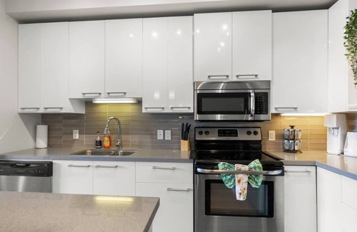 Whyte ave Apartment | Taylor - Heart of Old Strathcona! BBQ