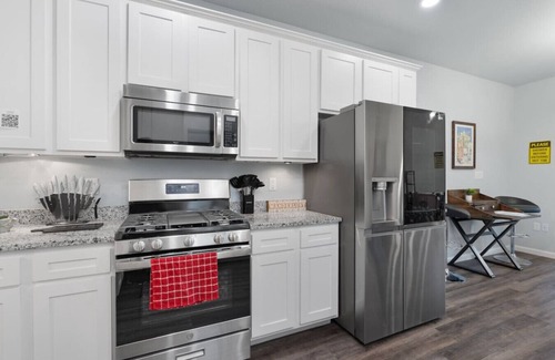 Taylor House | Taylor Rodeo, Jacuzzi, Spacious Yard, Games, 5.6 miles 9 minutes drive time to Samsung Austin Semiconductor