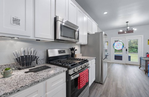 Taylor House | Taylor Rodeo, Jacuzzi, Spacious Yard, Games, 5.6 miles 9 minutes drive time to Samsung Austin Semiconductor