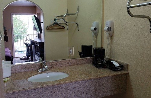 Taylor Hotel | Taylor village inn and suites