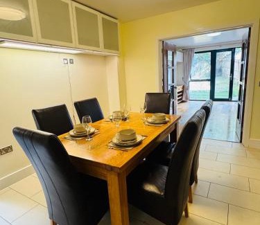 Winchester Apartment | Taylors Place 3bedroom 2Bath Modern House in Winchester Wifi 2FreeParking
