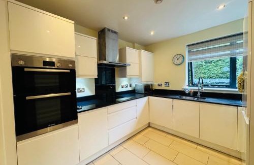 Winchester Apartment | Taylors Place 3bedroom 2Bath Modern House in Winchester Wifi 2FreeParking