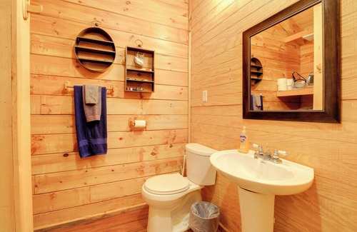 Southern Apartment | Tazewell Cabin Escape w/ Charcoal Grill & Fire Pit
