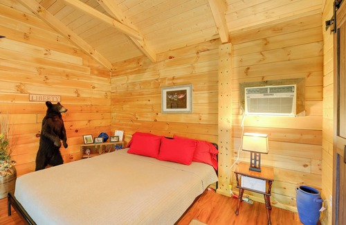 Southern Apartment | Tazewell Cabin Escape w/ Charcoal Grill & Fire Pit
