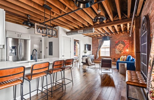 Nashville Condo | TB203 ~ New Listing ~ Very Popular Building ~ Pool ~ 2 Miles to Broadway ~ Free Parking ~ Elevator