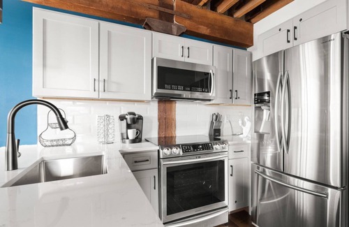 Nashville Condo | TB203 ~ New Listing ~ Very Popular Building ~ Pool ~ 2 Miles to Broadway ~ Free Parking ~ Elevator