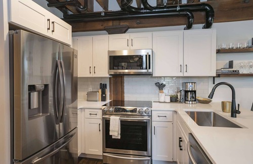 Nashville Condo | TB309 ~ Unique Flat w/Elevator ~ 1865 Club/Bar On Site ~ Pool ~ 2 Miles to Broadway ~ Free Parking