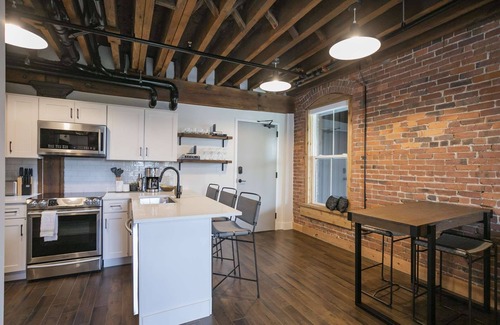 Nashville Condo | TB309 ~ Unique Flat w/Elevator ~ 1865 Club/Bar On Site ~ Pool ~ 2 Miles to Broadway ~ Free Parking