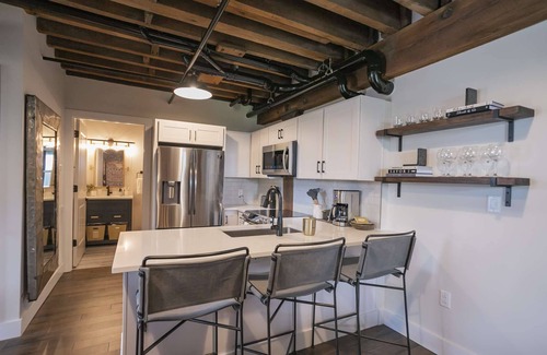 Nashville Condo | TB309 ~ Unique Flat w/Elevator ~ 1865 Club/Bar On Site ~ Pool ~ 2 Miles to Broadway ~ Free Parking