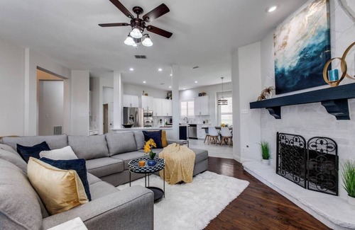 Plano House | TCH - Charming 4bd/3ba home in Plano with Office