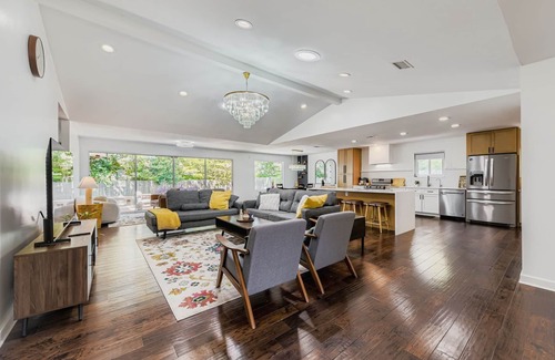 East Oak Hill House | TCH - Comfy 4bd/2ba home in Austin with Workspace