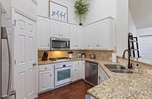 Valley Ranch House | TCH - Spacious 3bd/2ba in Irving with Workspace
