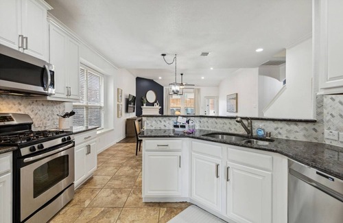 Keller House | TCH - Spacious 4bd/2.5ba in Fort Worth with Office