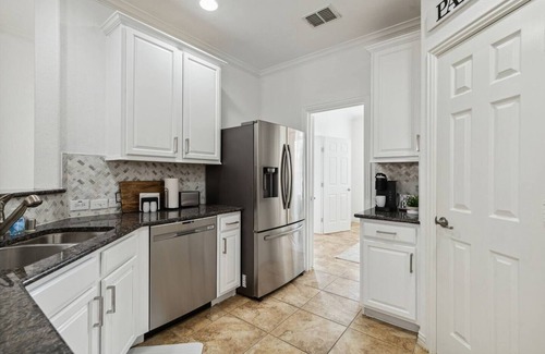 Keller House | TCH - Spacious 4bd/2.5ba in Fort Worth with Office