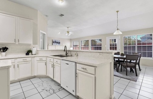 Plano House | TCH - Spacious 4bd/2ba home in Plano w/Workspace