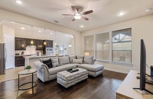 Roanoke House | TCH - Spacious 4bd/2ba in Roanoke w/Office&Garage