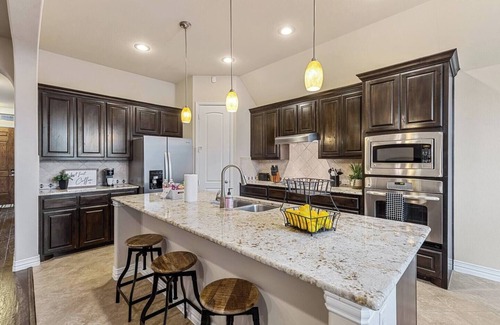 Roanoke House | TCH - Spacious 4bd/2ba in Roanoke w/Office&Garage