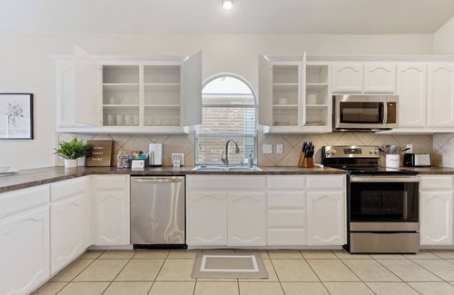 Keller House | TCH - Spacious 4bd/2ba in Fort Worth w/Workspace