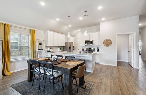Princeton House | TCH - Spacious 4bd/2ba in Princeton with Workspace
