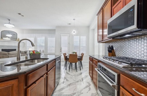 Murphy House | TCH - Spacious 4bd/3.5ba Richardson Home w/Office