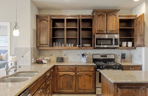 Keller House | TCH - Spacious 4bd/3ba home in Fort Worth w/Office