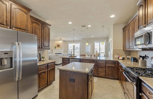 Keller House | TCH - Spacious 4bd/3ba home in Fort Worth w/Office