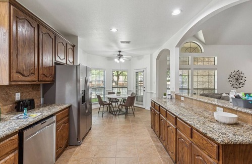 Keller House | TCH - Spacious 5bd/3.5ba in Fort Worth with Office