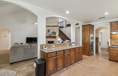 Keller House | TCH - Spacious 5bd/3.5ba in Fort Worth with Office