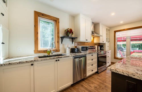 Sainte-Agathe-des-Monts Ski Chalet | tCOZY COTTAGE - MOUNTAIN VIEW - HEATED POOL - Long term stays only