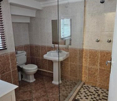 Lynnwood Ridge House | TCS on Lynnwood Guesthouse