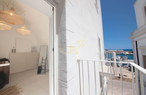 Centro Storico Apartment | TD Palazzo Maris Il Gozzo Townhouse with Sea View