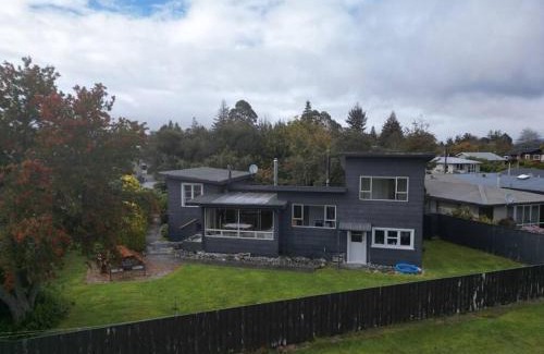 Te Anau House | Te Anau Retro Retreat
